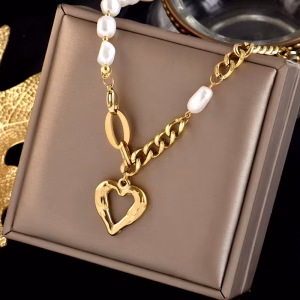 „Az időtlen elegancia szíve” – 18K aranyozott acél nyaklánc gyöngyökkel